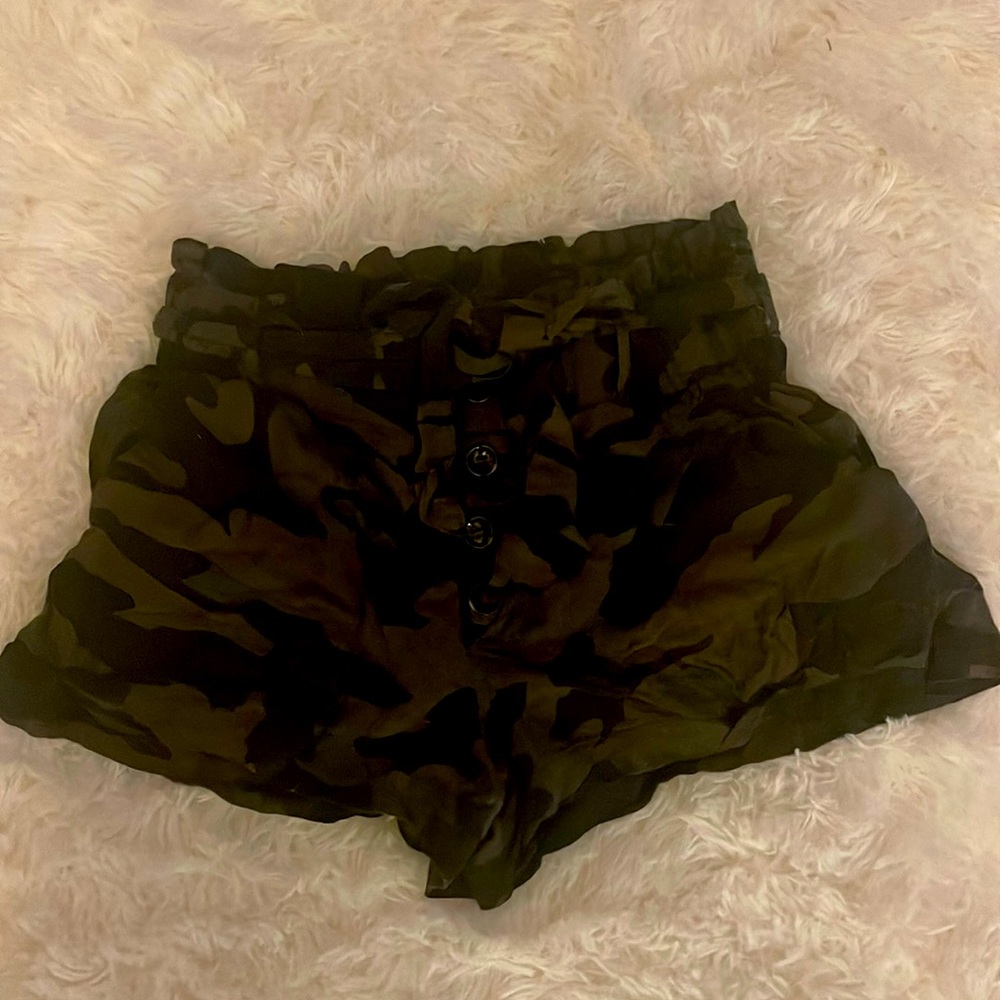 Cute SZ M camouflage shorts, with a ribbon, pockets and pockets on backside